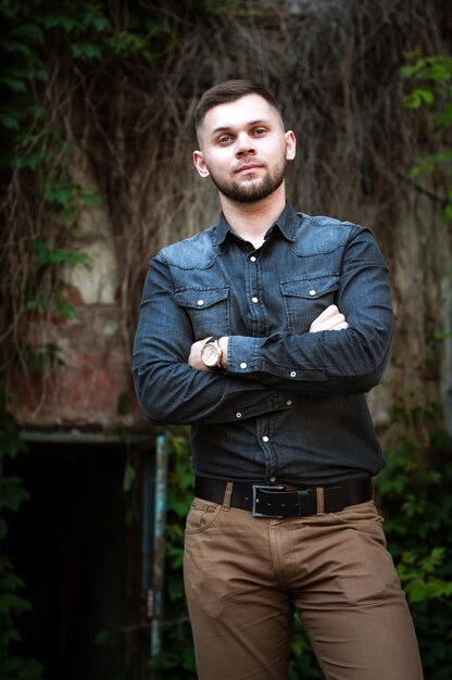 Retrato de um jovem de camisa e calça