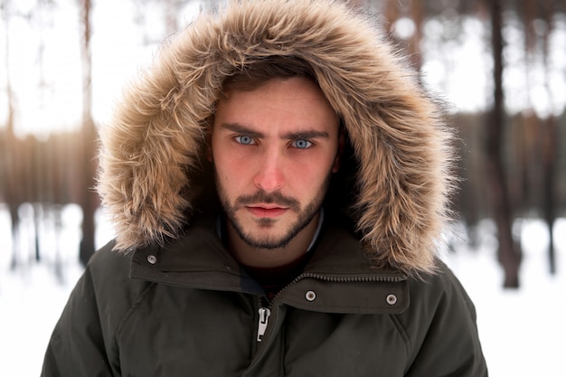 Retrato de um jovem de olhos azuis