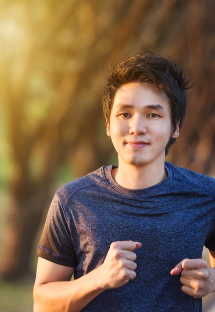 Foto retrato de um jovem de pé ao ar livre