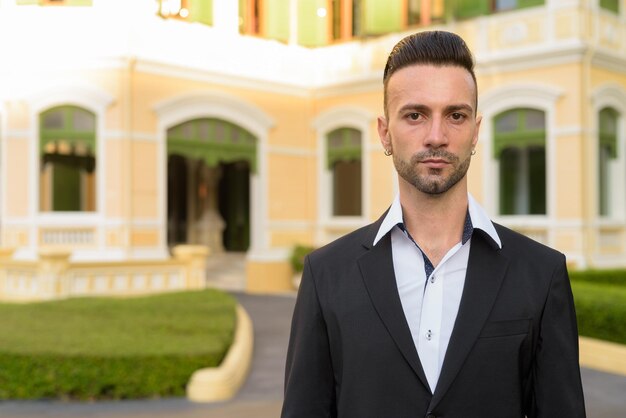 Foto retrato de um jovem de pé ao ar livre