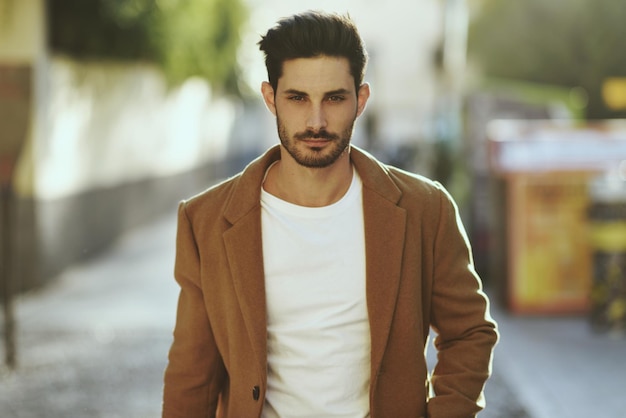 Retrato de um jovem de pé ao ar livre