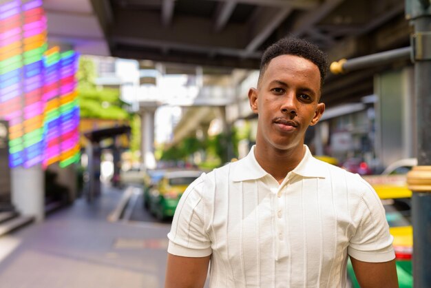 Foto retrato de um jovem de pé ao ar livre