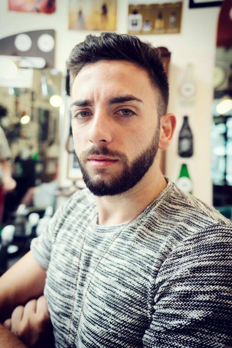 Foto retrato de um jovem de pé ao ar livre