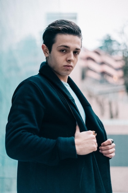 Retrato de um jovem de pé ao ar livre