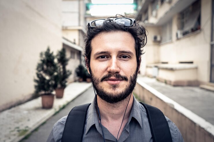 Foto retrato de um jovem de pé ao ar livre