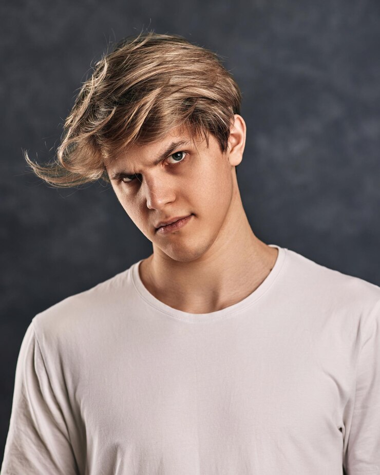 Foto retrato de um jovem de pé contra a parede