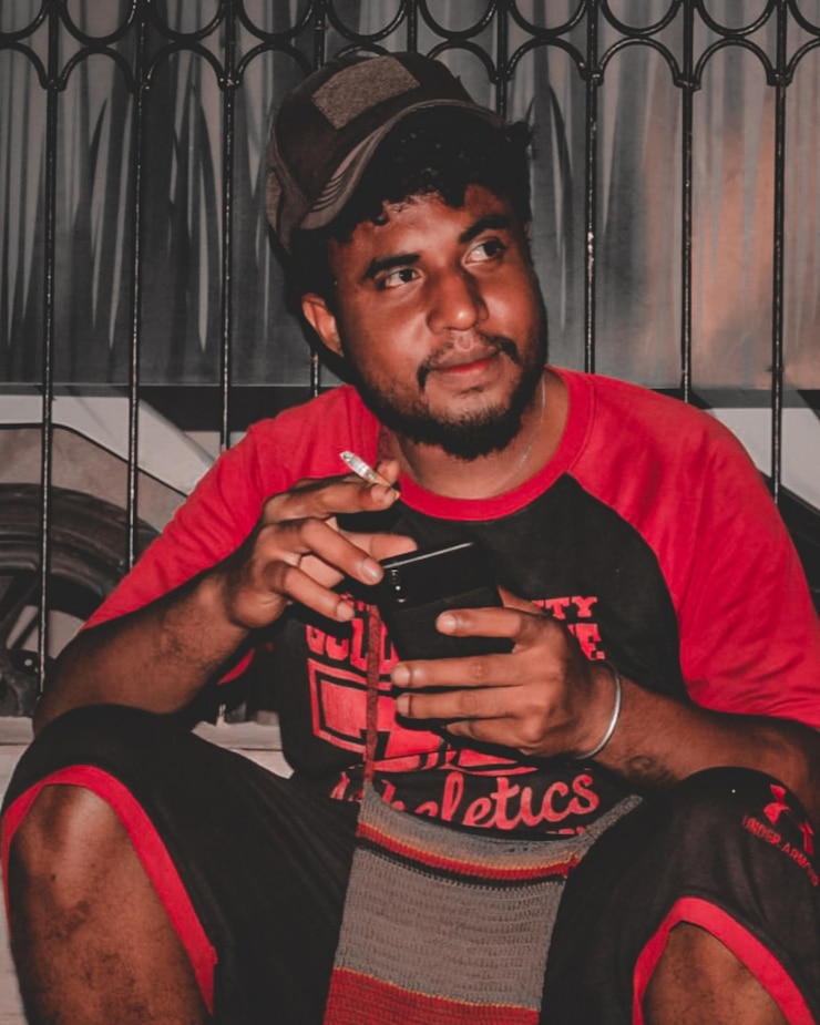 Foto retrato de um jovem de pé contra a parede