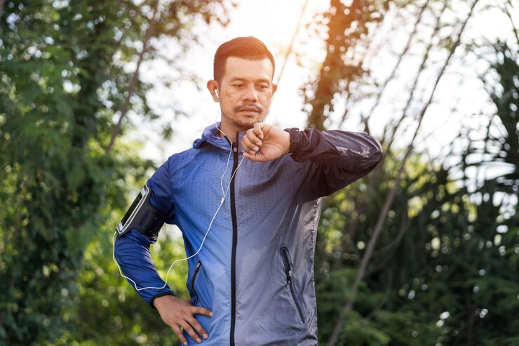 Foto retrato de um jovem de pé contra as árvores na floresta