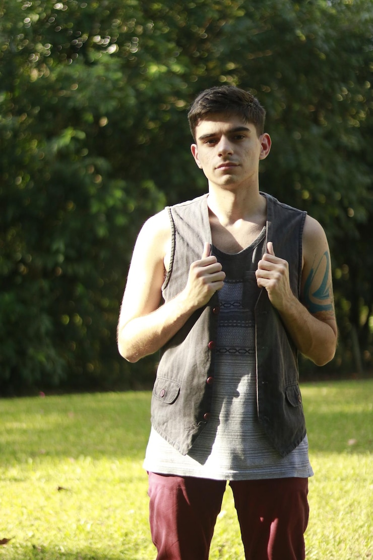 Foto retrato de um jovem de pé contra as árvores