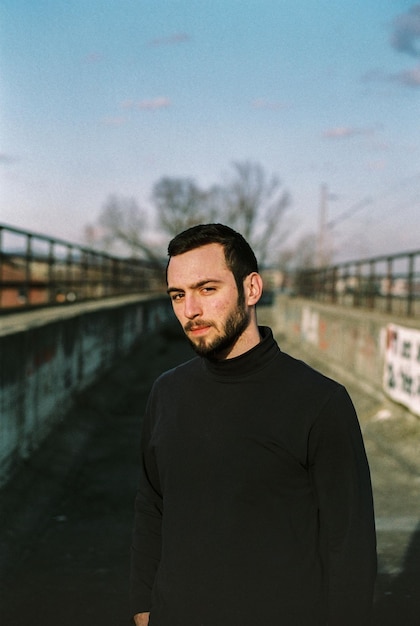Retrato de um jovem de pé contra o céu
