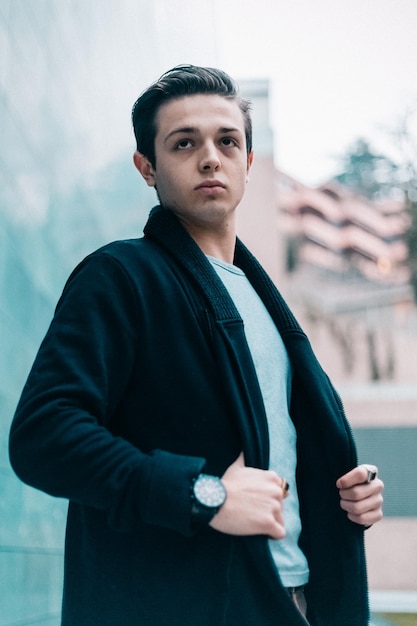 Retrato de um jovem de pé contra o céu