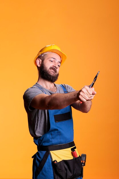 Foto retrato de um jovem de pé contra um fundo amarelo