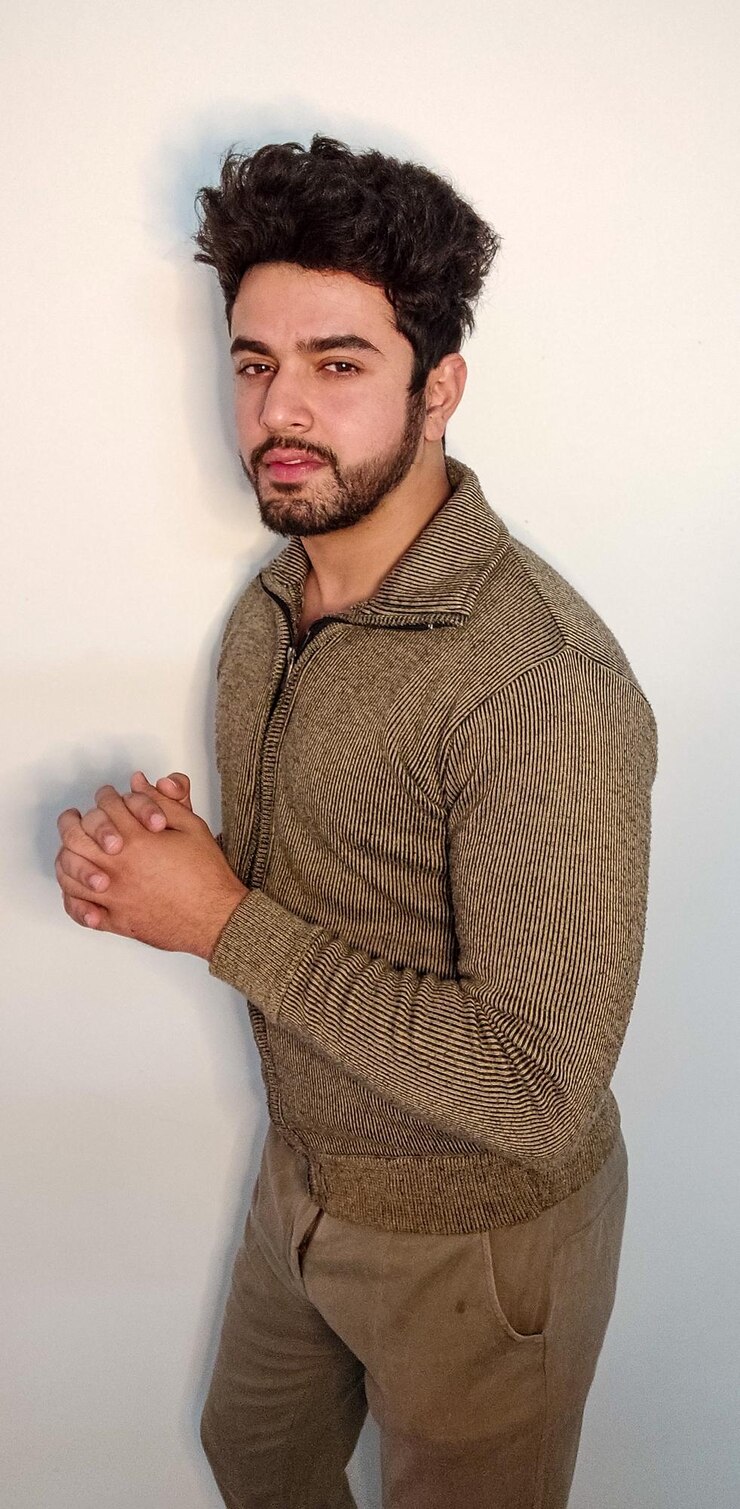 Foto retrato de um jovem de pé contra um fundo branco