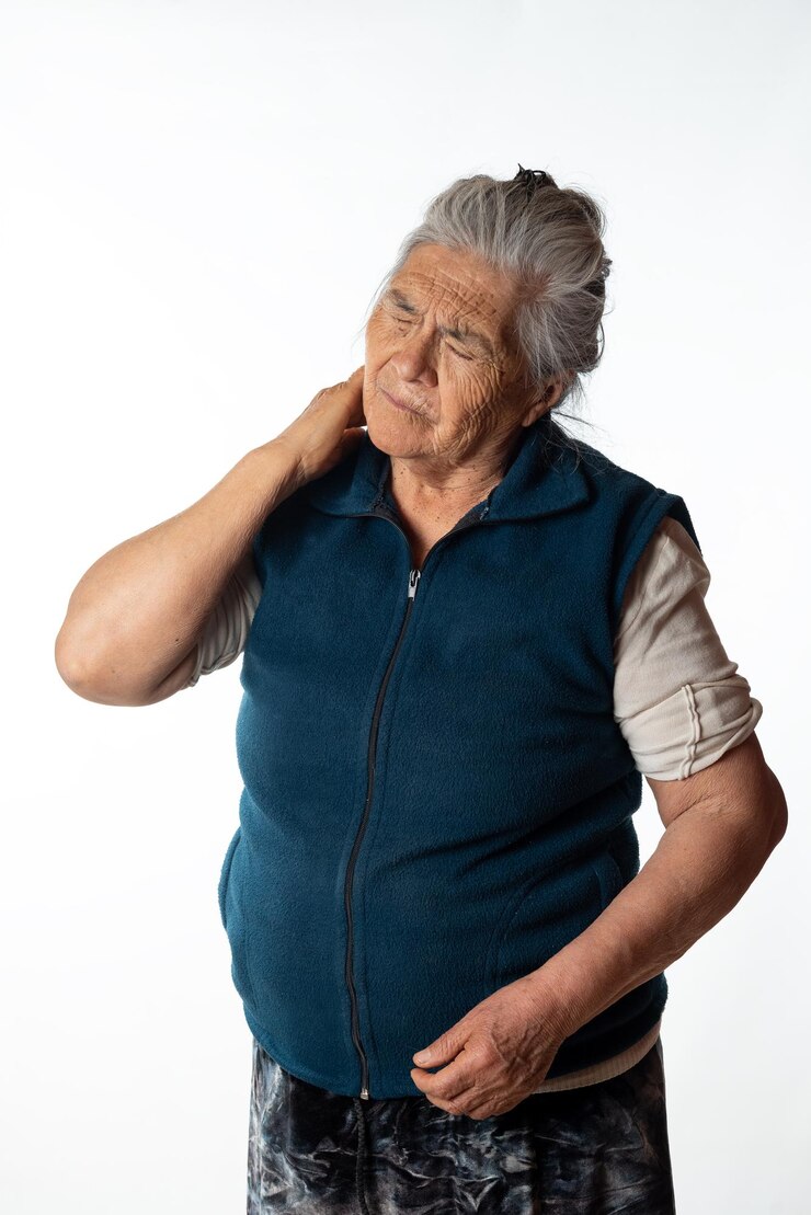 Foto retrato de um jovem de pé contra um fundo branco