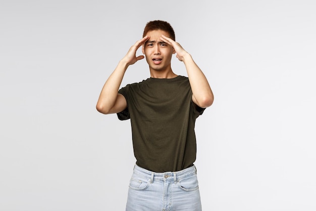 Foto retrato de um jovem de pé contra um fundo branco