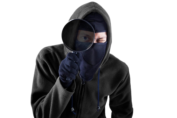Foto retrato de um jovem de pé contra um fundo branco