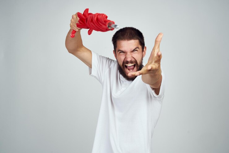 Foto retrato de um jovem de pé contra um fundo branco