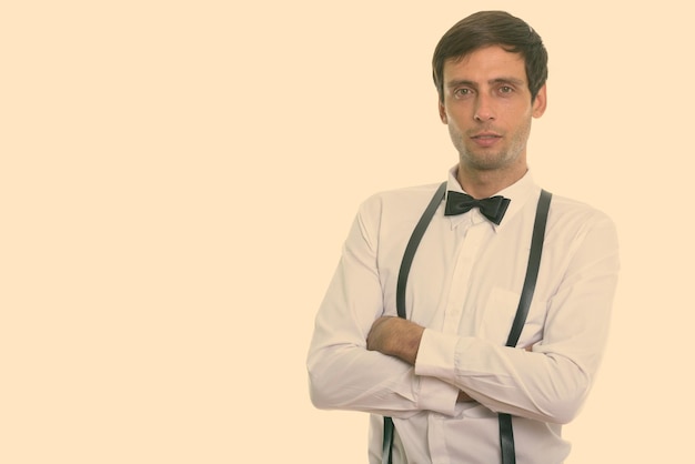 Retrato de um jovem de pé contra um fundo branco