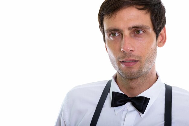 Retrato de um jovem de pé contra um fundo branco