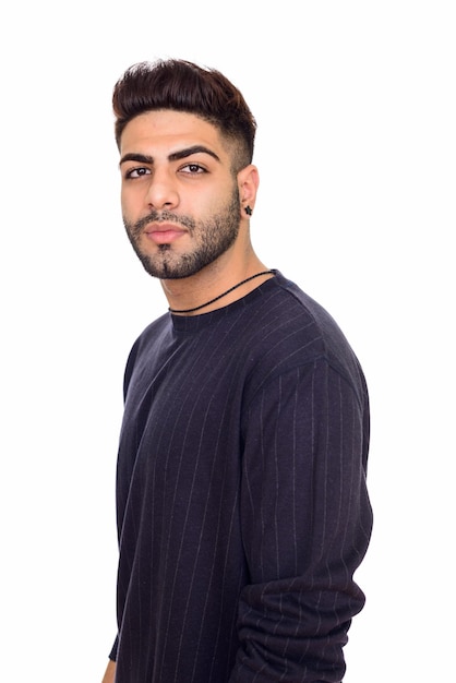 Retrato de um jovem de pé contra um fundo branco