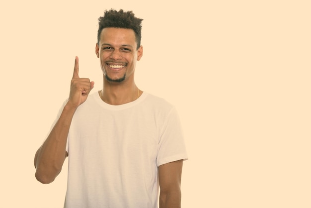 Foto retrato de um jovem de pé contra um fundo branco