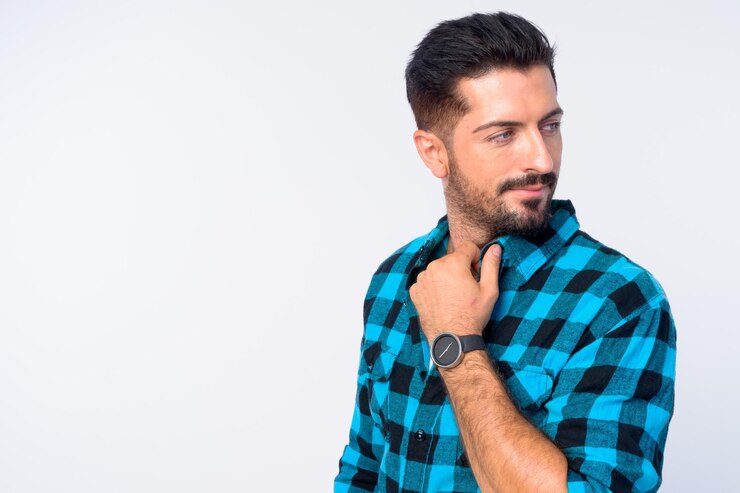 Foto retrato de um jovem de pé contra um fundo branco