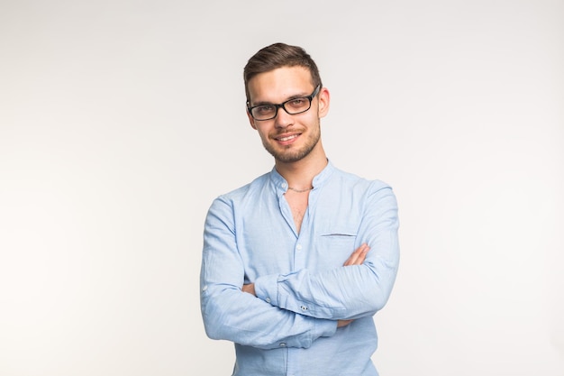 Retrato de um jovem de pé contra um fundo branco