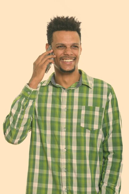 Retrato de um jovem de pé contra um fundo cinzento