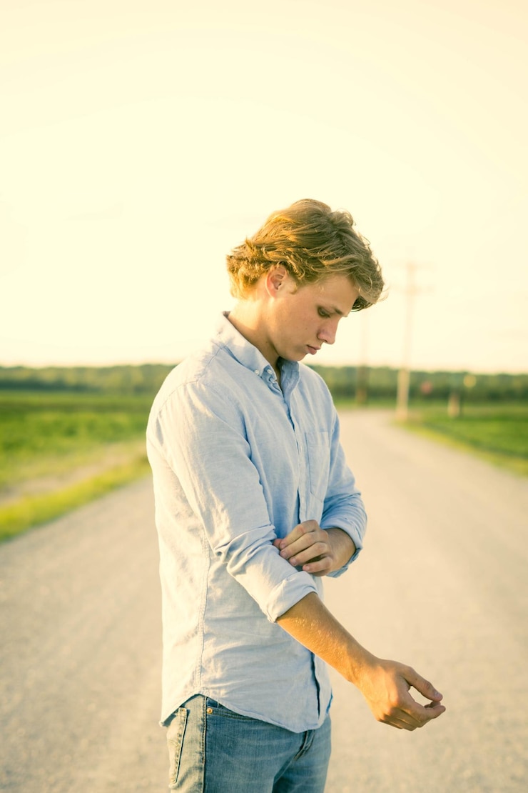 Foto retrato de um jovem de pé na estrada