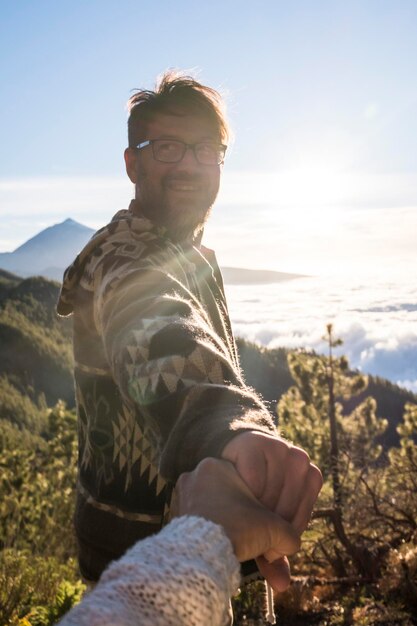 Foto retrato de um jovem de pé na montanha contra o céu