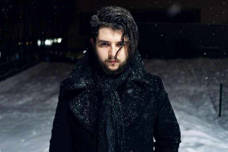Foto retrato de um jovem de pé na neve