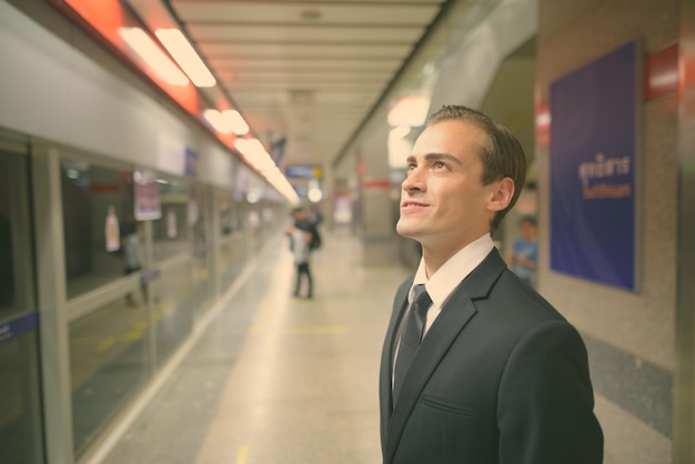 Foto retrato de um jovem de pé no ônibus