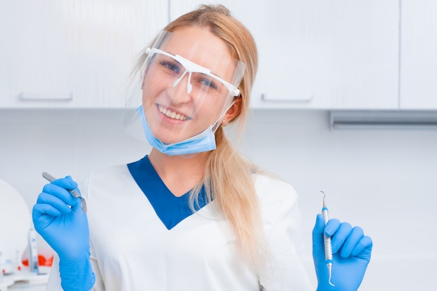 Retrato de um jovem dentista no escritório