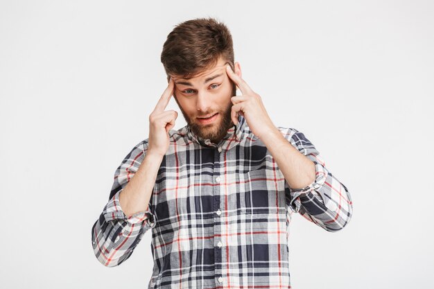 Retrato de um jovem deprimido com uma camisa xadrez