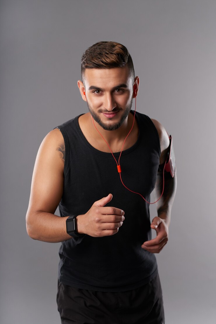 Foto retrato de um jovem desportista positivo a correr durante o treino para a maratona