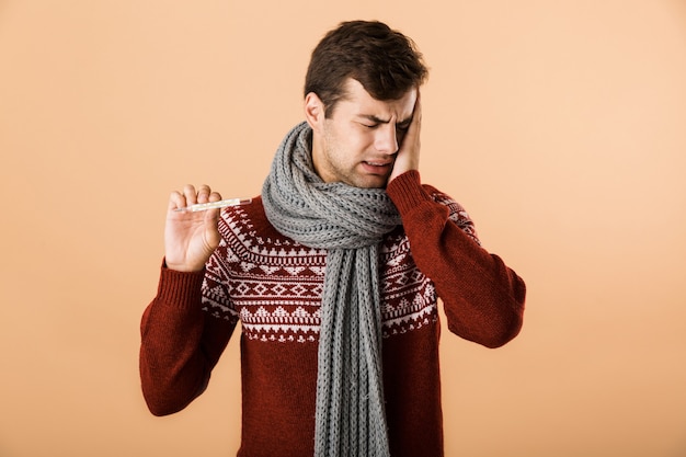 Retrato de um jovem doente e chateado, vestido com uma camisola