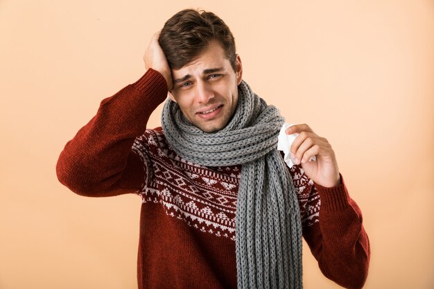 Foto retrato de um jovem doente vestido com uma camisola