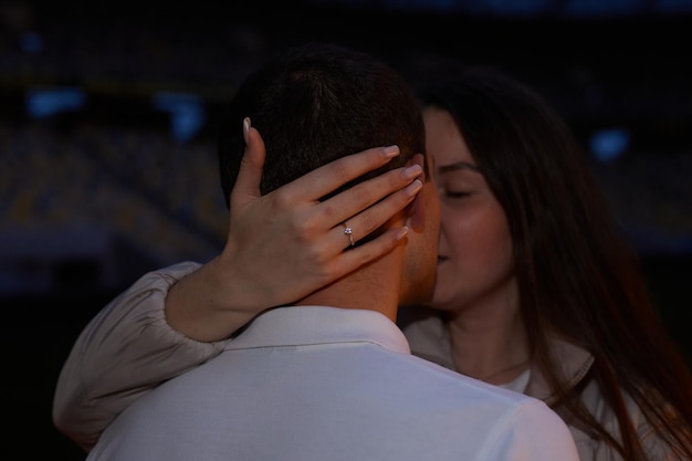 Foto retrato de um jovem e lindo casal a beijar-se