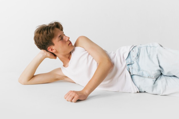 Retrato de um jovem elegante em roupa casual posando isolado sobre fundo cinza do estúdio Moda masculina