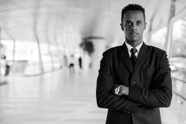 Foto retrato de um jovem em casa