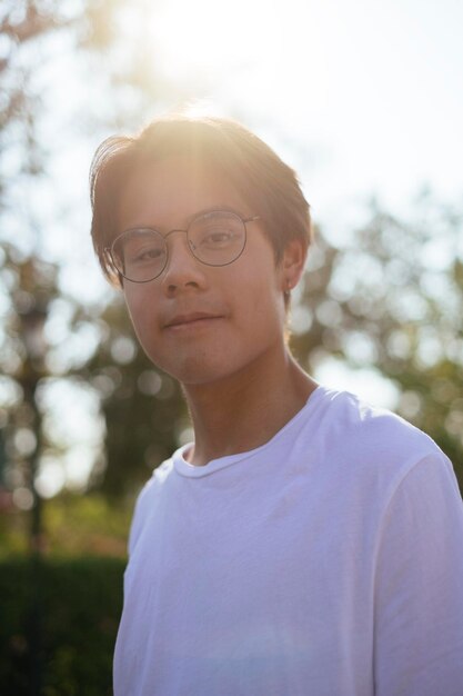 Foto retrato de um jovem em pé no parque