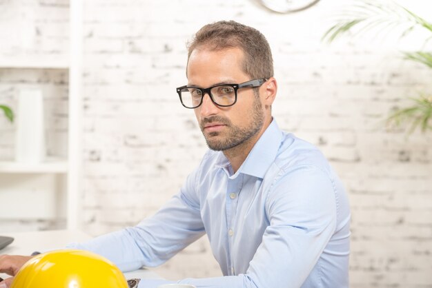 Retrato de um jovem em seu escritório