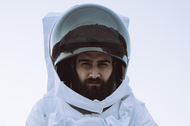 Retrato de um jovem em traje de astronauta contra fundo branco