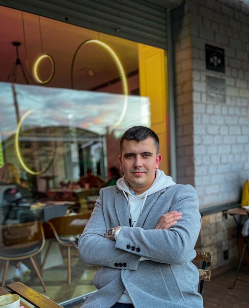 Foto retrato de um jovem em uma cafeteria