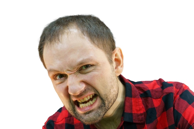 Foto retrato de um jovem em uma camisa xadrez vermelha em um fundo branco o rosto emocional zangado de um homem barbudo