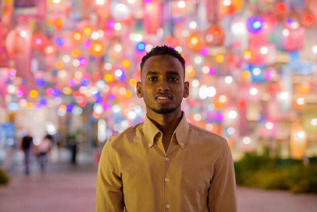 Retrato de um jovem empresário africano negro vestindo roupas casuais ao ar livre na cidade