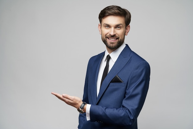 Retrato de um jovem empresário, apontando em um espaço em branco com o dedo