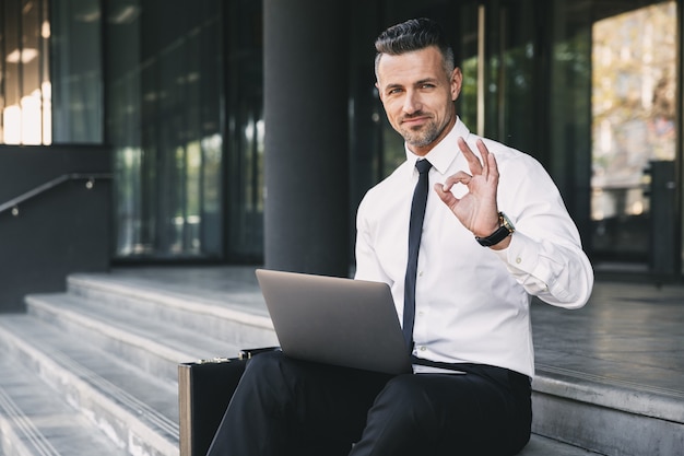 Retrato de um jovem empresário confiante