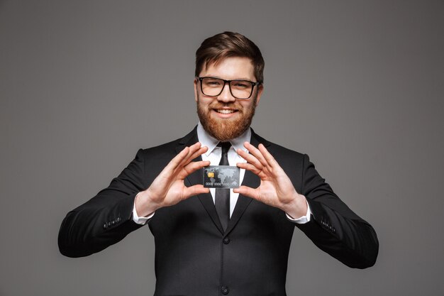 Foto retrato de um jovem empresário feliz