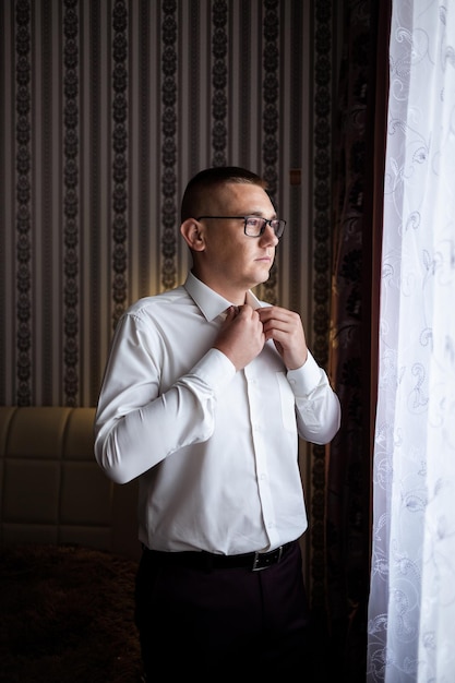 Retrato de um jovem empresário masculino noivo no dia do casamento vestindo um terno de negócios para uma importante entrevista